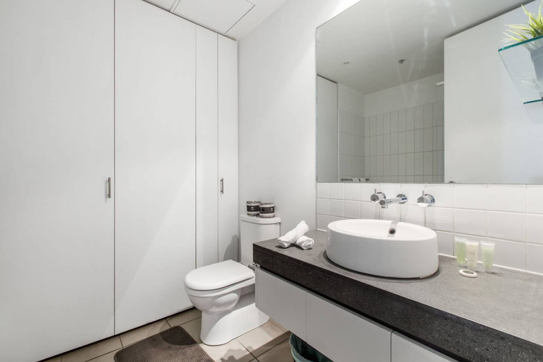 Bathroom 2, Beautiful 2BR APT With Balcony, Pool and Gym, Melbourne
