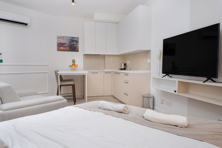 Bedroom 2, Allure