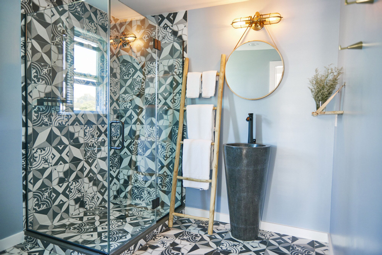 Bathroom 13