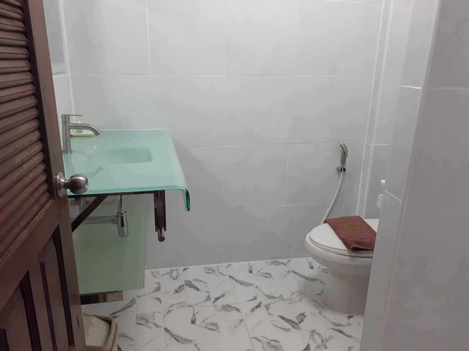 Bathroom 3, Phratamnak Inn, Pattaya
