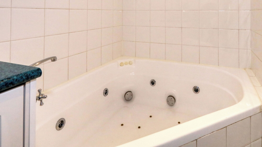 Bathroom 4, Hilltop Motel, Broken Hill