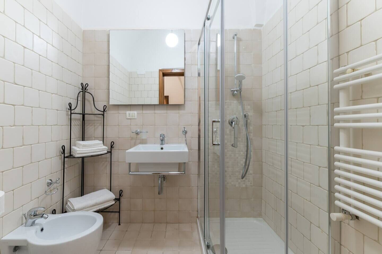 Bathroom 3, Casa Mila, Brindisi