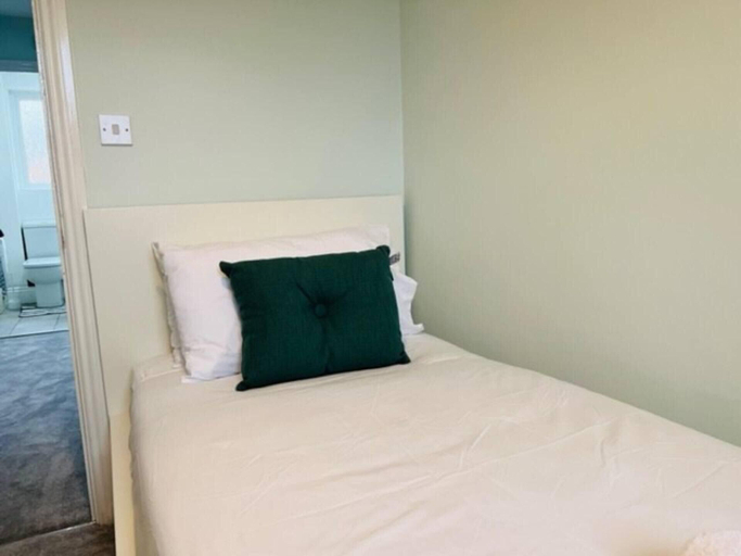 Others 3, 4 Bed House - Sleeps 9 - Garden - Parking - Wifi, Birmingham
