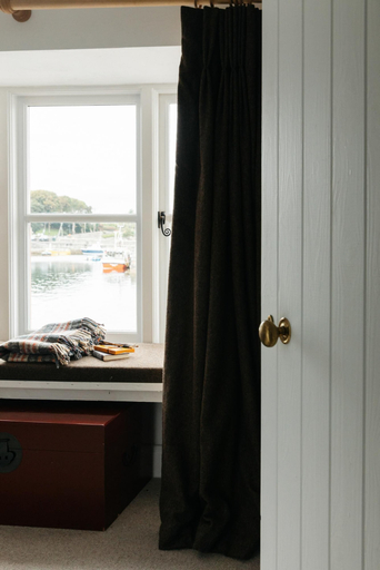 Others 4, Roundstone Quay