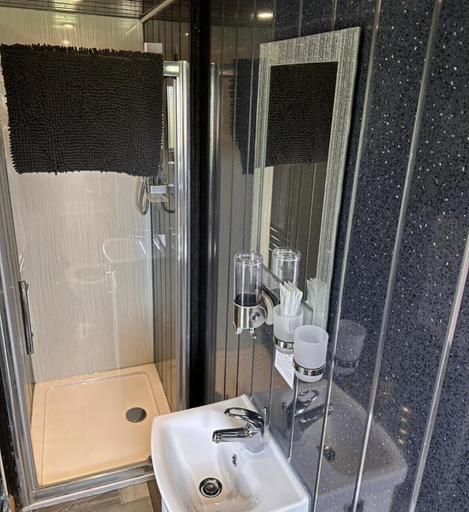 Bathroom 2, D5 Rickardos Holiday Lets, Lincolnshire