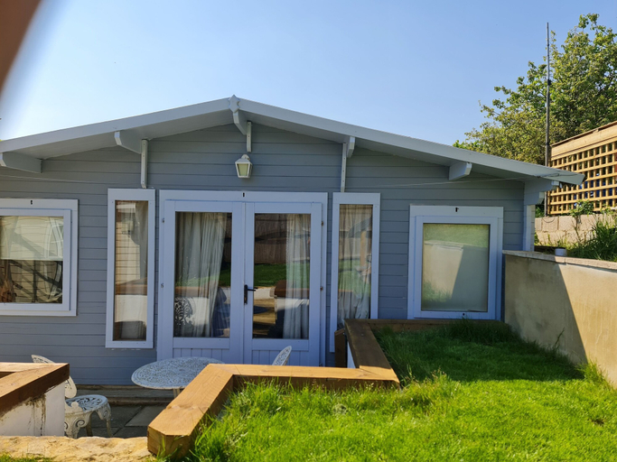 Exterior, Pet Friendly Private Cabin Town Eurotunnel Beach, Kent