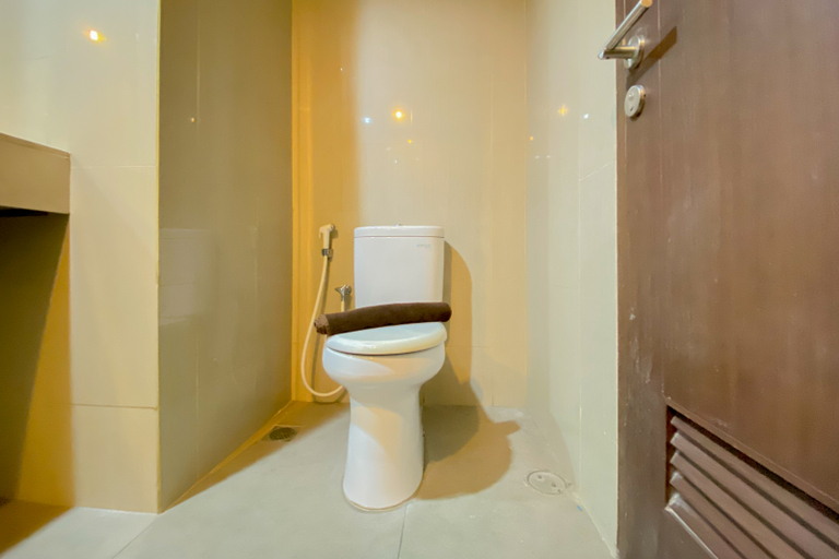 Bathroom 5, Cozy Stay Studio Apartment at H Residence By Travelio, East Jakarta