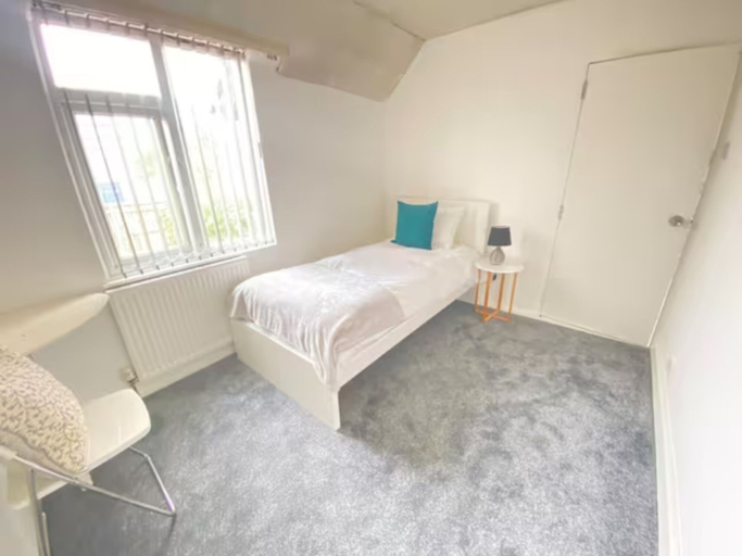 Bedroom 5, Airport Comfy Stay, London