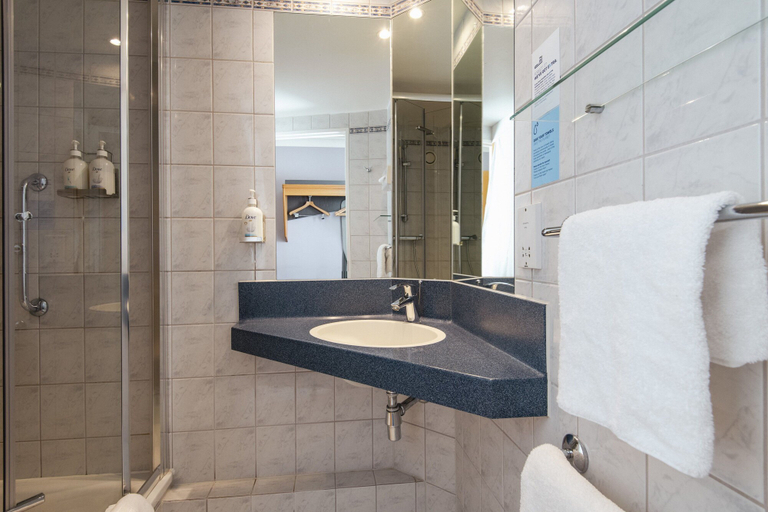 Bathroom 4, Holiday Inn Express STIRLING by IHG, Stirling