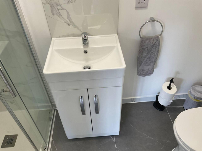 Bathroom 3, Captivating 1-bed Studio in London, London