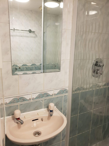 Bathroom 4, Normandie Hotel, London