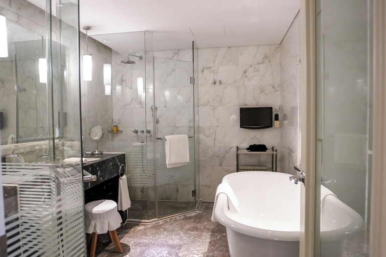 Bathroom 5, Sunrise on the Bund, Shanghai