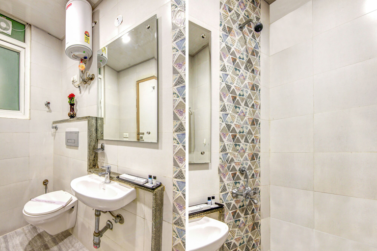 Bathroom 4, Gracious by Vishesh Hotels & Home Stay, Delhi