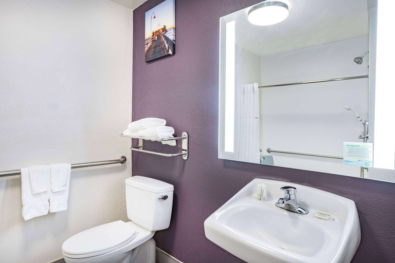 Bathroom 3, La Quinta Inn & Suites by Wyndham Norfolk, Norfolk