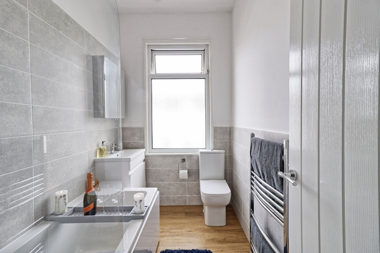 Bathroom, Lovely 2bed Apartment in Westcliff-on-sea!, Southend-on-Sea