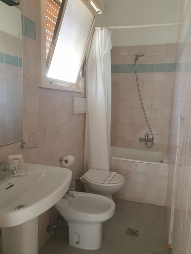 Bathroom 3, Hotel Fiorentina, Napoli