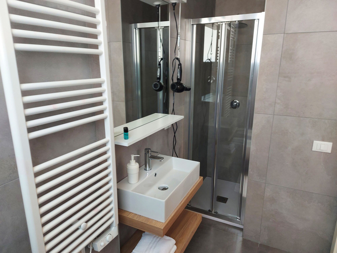 Bathroom 4, Marconi House, Venezia