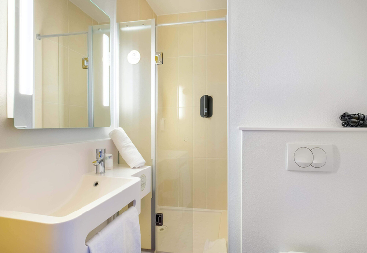 Bathroom, B&B HOTEL Cannes La Bocca Plage, Alpes-Maritimes