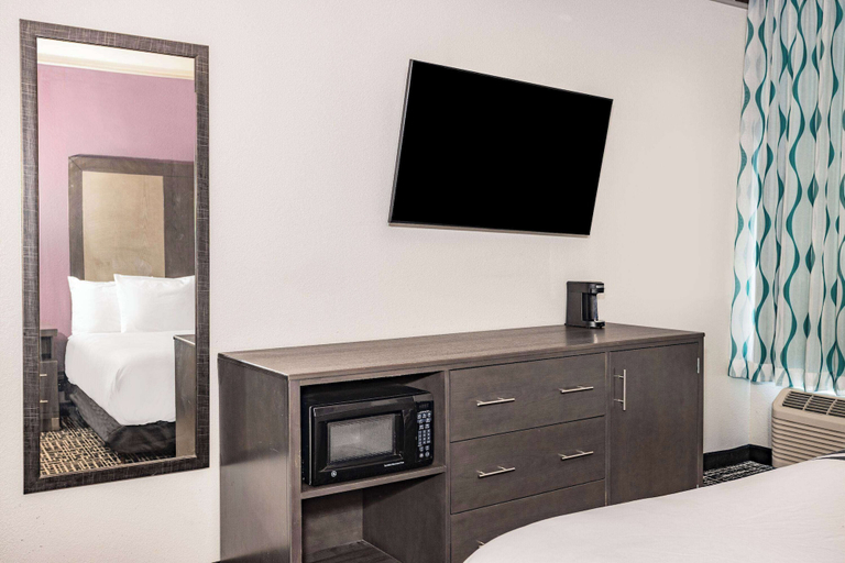 Bedroom 2, La Quinta Inn & Suites by Wyndham Norfolk, Norfolk