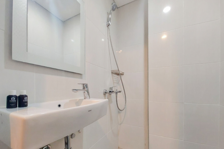 Bathroom 5, Scenic and Homey Studio Barsa City Apartment By Travelio, Sleman