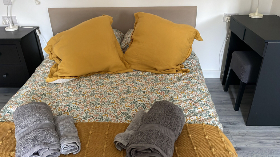 Bedroom, Captivating 1-bed Studio in London, London