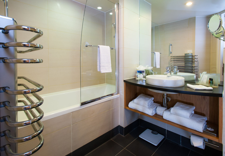 Bathroom 4, Holiday Inn SALISBURY - STONEHENGE by IHG, Wiltshire