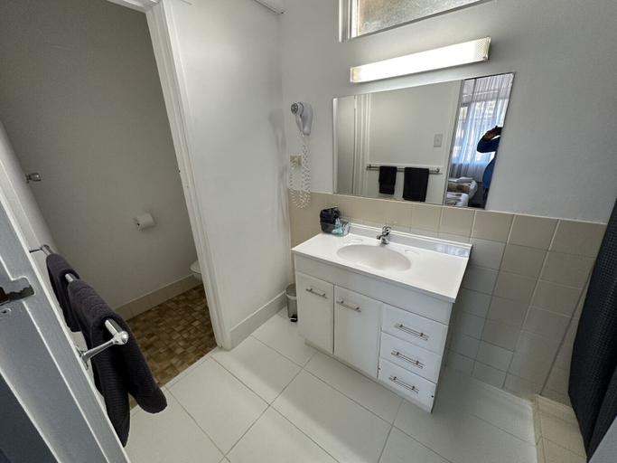 Bathroom 3, Charlton Motel - Victoria, Buloke  - South