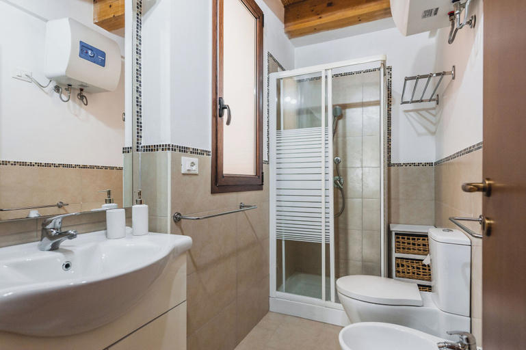 Bathroom 2, Luna d'Argento by Wonderful Italy, Syracuse