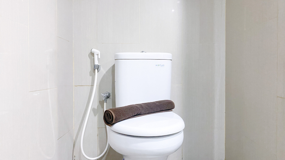 Bathroom 5, Relaxing Studio Apartment H Residence By Travelio, East Jakarta