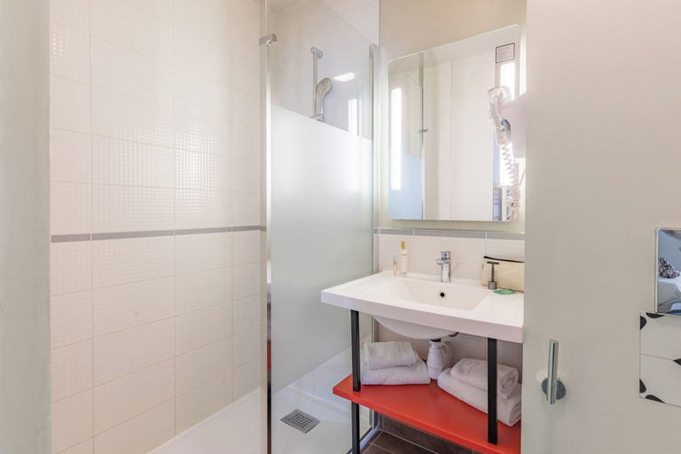 Bathroom 4, Appart’City Confort Bordeaux Chartrons, Gironde