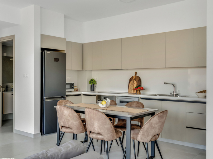Others 5, Sanders Elgio - Pleasant 2-bdr Apt w Balcony