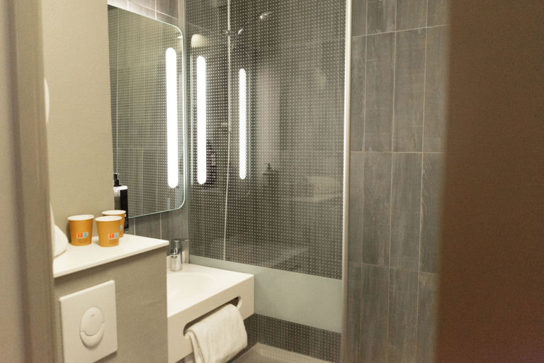 Bathroom 4, ibis Narbonne, Aude