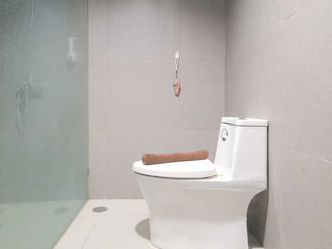 Bathroom 2, Spacious and Elegant 1BR at Patraland Amarta Apartment By Travelio, Sleman