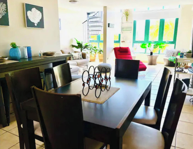 Food & Drinks 5, Beachside Adventure Suites