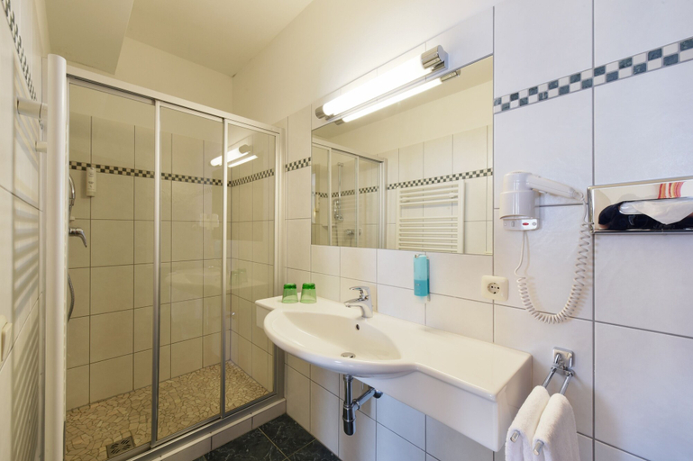Bathroom 5, Apartmenthaus Hotel Cella Central, Zell am See