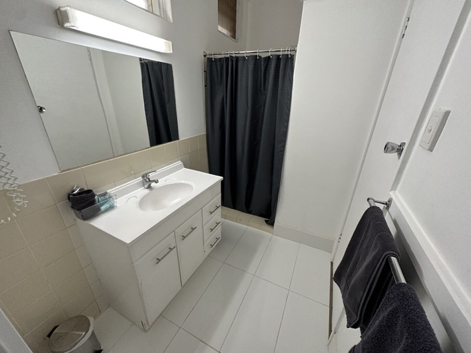 Bathroom 3, Charlton Motel - Victoria, Buloke  - South