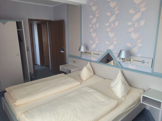 Bedroom 3, EMS Hotel, Emden