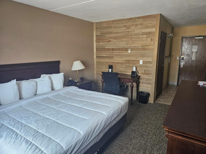 Bedroom 2, Crookston Inn & Convention Center, Polk