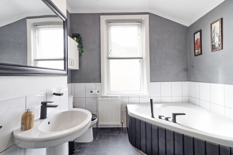Bathroom 4, Captivating 2bed House in Southend Pet Friendly!, Southend-on-Sea