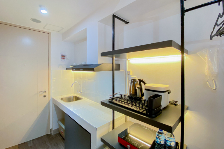 Bathroom 4, Comfortable Studio Apartment at Tokyo Riverside PIK 2 By Travelio, Tangerang