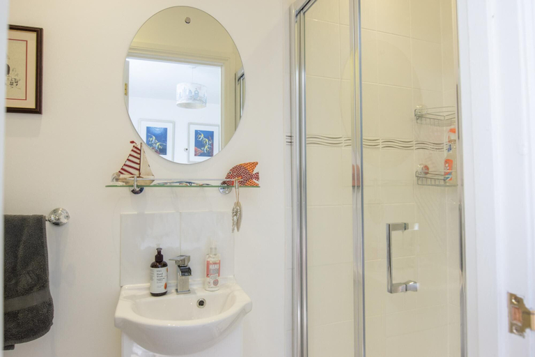 Room 2, 74 Granville Road in Cowes, Isle of Wight