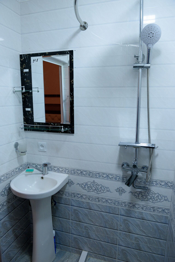 Bathroom 3, Old Radio, Samarkand