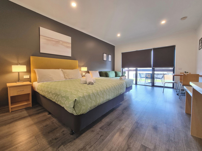 Bedroom 2, Seaview Motel and Apartments, Colac-Otway - South