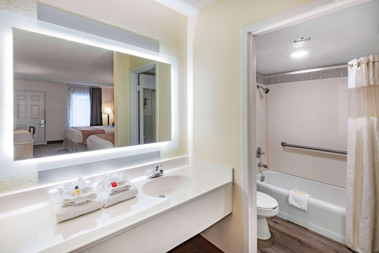 Bathroom 4, Howard Johnson by Wyndham Staunton, Staunton