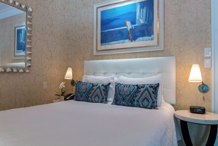 Bedroom 2, Chateau Inn and Suites, Monmouth