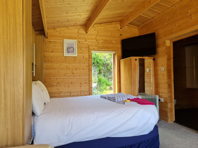 Room 4, Pet Friendly Private Cabin Town Eurotunnel Beach, Kent