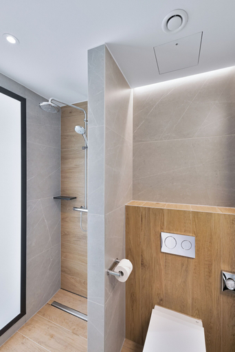 Bathroom 4, Hotel Riu Plaza London Victoria, London