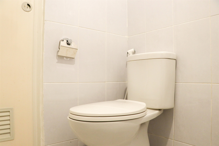 Bathroom 5, Comfortable Stay 2BR Apartment at Tokyo Riverside PIK 2 By Travelio, Tangerang