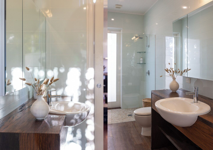 Bathroom 4, The Moorings Lakehouse, Great Lakes