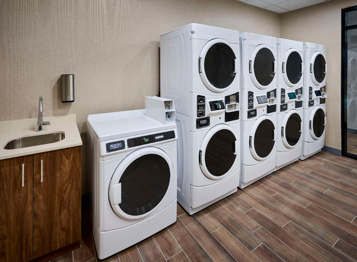 Bathroom 4, Hampton Inn by Hilton Hamilton, Hamilton
